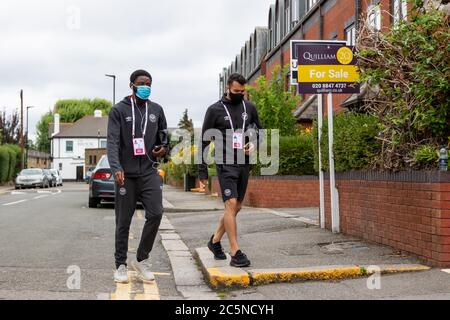 London, Großbritannien. Juli 2020. Brentfords #14 Josh Dasilva und #1 David Martin kommen vor Brentford FC gegen Wigan Athletic im Griffin Park an. Brentford gehen in das Spiel fünf Punkte hinter West Brom und suchen, um in die automatische Förderung vor Ort zu bekommen. Kredit: Liam Asman/Alamy Live Nachrichten Stockfoto