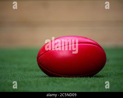 Ein Fußball auf einem Feld ganz für sich, Isolation Stockfoto