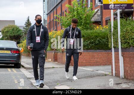 London, Großbritannien. Juli 2020. Brentfords #5 Ethan Pinnock und #11 Ollie Watkins kommen vor Brentford FC gegen Wigan Athletic im Griffin Park an. Brentford gehen in das Spiel fünf Punkte hinter West Brom und suchen, um in die automatische Förderung vor Ort zu bekommen. Kredit: Liam Asman/Alamy Live Nachrichten Stockfoto