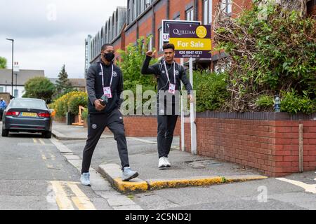 London, Großbritannien. Juli 2020. Brentfords #5 Ethan Pinnock und #11 Ollie Watkins kommen vor Brentford FC gegen Wigan Athletic im Griffin Park an. Brentford gehen in das Spiel fünf Punkte hinter West Brom und suchen, um in die automatische Förderung vor Ort zu bekommen. Kredit: Liam Asman/Alamy Live Nachrichten Stockfoto