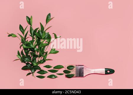 Bunte konzeptuelle Kunst Hintergrund der Pinsel Malerei grüne Blätter auf rosa Hintergrund. Konzept für Frühling und Sommer. Flach liegend. Speicherplatz kopieren. Stockfoto