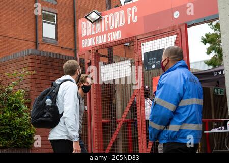 London, Großbritannien. Juli 2020. Brentfords Cheftrainer Thomas Frank kommt vor dem FC Brentford gegen Wigan Athletic im Griffin Park an. Brentford gehen in das Spiel fünf Punkte hinter West Brom und suchen, um in die automatische Förderung vor Ort zu bekommen. Kredit: Liam Asman/Alamy Live Nachrichten Stockfoto