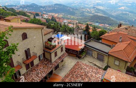 San Marino, San Marino Republik - 16. Juni 2017: Architektur der Altstadt in San Marino Stockfoto