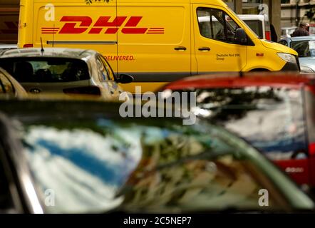Bukarest, Rumänien - 25. Mai 2020 ein gelber DHL Lieferwagen wird auf einer Straße in der Innenstadt von Bukarest gesehen. Dieses Bild ist nur für redaktionelle Zwecke bestimmt. Stockfoto