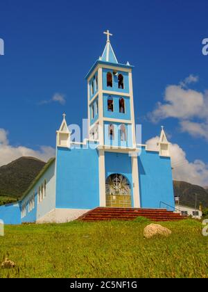 Seitenansicht der Kirche El Cerro gegen den blauen Himmel, in der Nähe der Kolonialstadt Chiquiza, in der Provinz Central Boyacá, Teil des kolumbianischen De Stockfoto