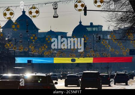 Bukarest, Rumänien - 22. Dezember 2019: Eine rumänische Flagge mit einem Loch in der Mitte wird in der Nähe des Hochschulplatzes in Erinnerung an die Opfer des angezeigt Stockfoto