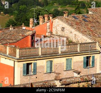 Häuser in der mittelalterlichen Stadt Urbino, Italien Stockfoto