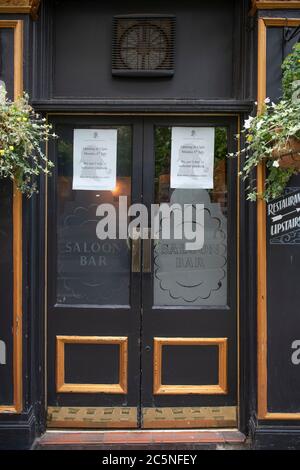 London, Großbritannien. Juli 2020. Die Sperrung ‘SCoronavirus am „Super Saturday“ beginnt ruhig im Zentrum von London. Der Sherlock Holmes Pub in der Northumberland Street ist bis zum 6. Juli geschlossen. Quelle: Malcolm Park/Alamy Live News. Stockfoto