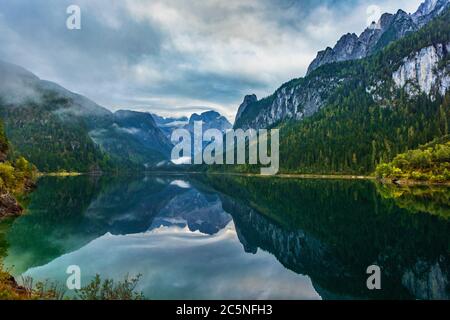 Nebliger Tag am Gosausee in den österreichischen Alpen Stockfoto