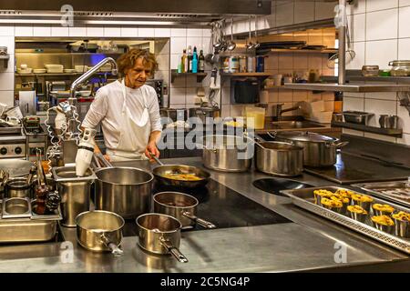 Chefin Erna Metzler, die den Namen des Ernerle in Hittisau, Österreich, inspirierte, ist noch immer täglich in der Küche präsent. Im Küchengespräch erzählt sie uns, dass ihr Vater bestimmt hat, was aus den Töchtern wurde. Ihre Schwester ging in Dienst, sie ging in die Küche. Erna Metzler war als autodidaktischer Koch so erfolgreich, dass sie mehrere Gault Millau-Preise für das Restaurant gewann Stockfoto