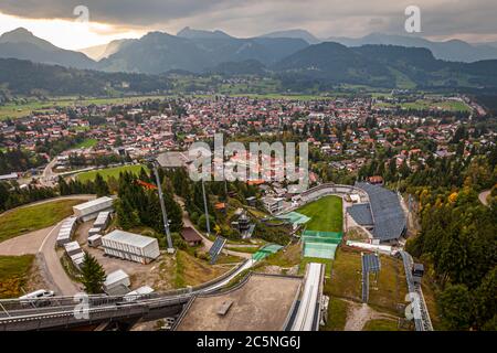 Oberstdorf von der Schattenberg-Schanze aus gesehen. Hier beginnt traditionell das Vierschanzentournee. Oberstdorf, Deutschland Stockfoto