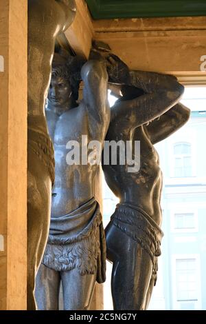 St. Petersburg, Russland - 31. Januar 2020: Atlas (atlant) Granitskulptur einer Mann Stützsäule des Winter Palace Hermitage Museum in St. Peter Stockfoto