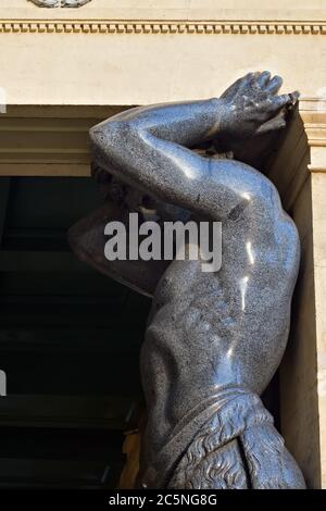 Atlas (atlant) Granitskulptur einer Mann Stützsäule des Winter Palace Hermitage Museum in Sankt Petersburg, Russland auf Sunsest gezeigt Stockfoto