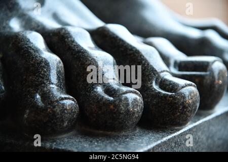 Zehen an den Füßen von Granit atlant (Atlas), Fragment einer Granitskulptur. Sankt Petersburg, Russland. Selektiver Fokus Stockfoto