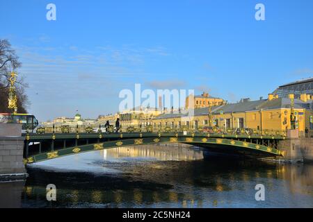 St. Petersburg, Russland - 31. Januar 2020: Panteleimonovsky Brücke über Fontanka Fluss mit vergoldeten Mustern Skulpturen und Laternen in s Stockfoto