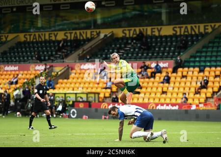 4. Juli 2020; Carrow Road, Norwich, Norfolk, England, English Premier League Football, Norwich gegen Brighton und Hove Albion; Todd Cantwell von Norwich City Header geht weit Stockfoto