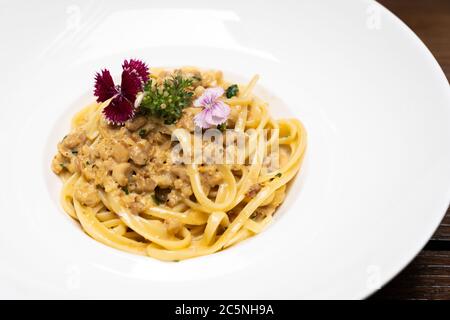Spaghetti Cabonara Pasta Fleischsauce mit cremefarbenem Parmesankäse, italienisches Gourmet- und mesiterranes Rezept für Speisen und Getränke Branchenkonzept. Stockfoto