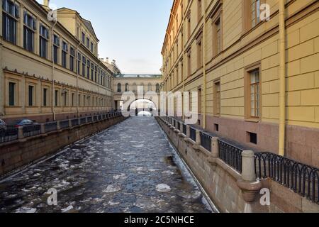 St. Petersburg, Russland - 31. Januar 2020: Die Eremitage-Brücke im Winterkanal in St. Petersburg, Russland Stockfoto