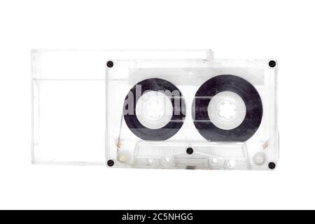 Kassettenband auf durchsichtigen Plastikkassetten-Hüllen auf weißem Hintergrund Seitenansicht verpackt. Stockfoto