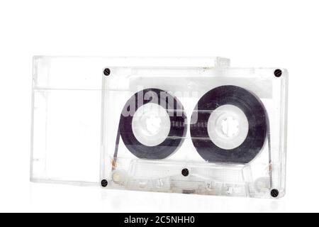 80er Jahre Kassette auf Kunststoff Kassette Kassette Taschen keine Etikettenverpackung auf weißem Hintergrund Seitenansicht. Stockfoto