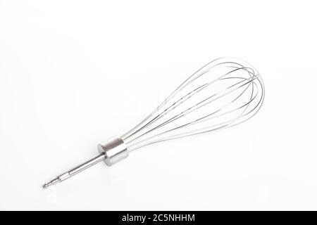 Ein Schneebesen zum Schlagsahne eine Düse für einen Elektro-Mixer auf weißem Hintergrund. Stockfoto