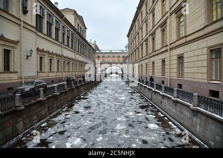 St. Petersburg, Russland - 31. Januar 2020: Die Eremitage-Brücke im Winterkanal in Sankt Petersburg am Abend gezeigt Stockfoto