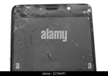 Der obere Teil des defekten Smartphones mit Rissen auf dem Glas des Bildschirms close-up auf weißem Hintergrund. Stockfoto