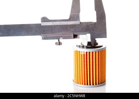 Messungen der Innengröße und des Durchmessers des Auto-Filter-Bremssattels, isoliertes Ersatzteil-Papier orange Filter und Bremssattel auf weißem Hintergrund. Stockfoto