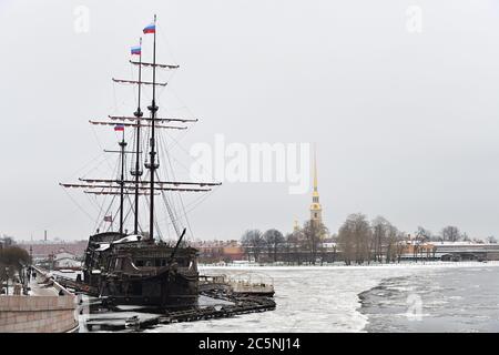 St. Petersburg, Russland - 30. Januar 2020: Winterschnee im touristischen Zentrum der Stadt. Blick auf den eisbedeckten Neva Fluss und das schwimmende Restaurant FL Stockfoto