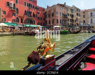 Venedig, Italien - 20. Juni 2017: Blick auf die Architektur von Venedig von der Gondel Stockfoto