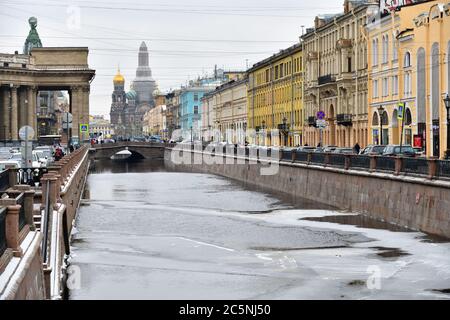 St. Petersburg, Russland - 31. Januar 2020: Böschung des Griboedow-Kanals. Architekturansicht des Wahrzeichen von Sankt Petersburg Stockfoto