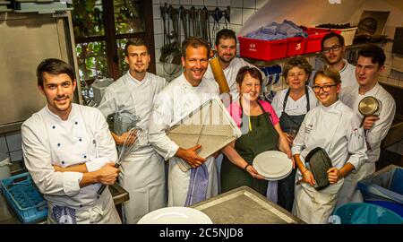 In der schmalen Spülküche schaut oft jeder vorbei. Deshalb wird hier auch das Gruppenfoto des Teams um Michelin-Sternekoch Thomas Kellermann aufgenommen. Wernberg-Köblitz, Deutschland Stockfoto