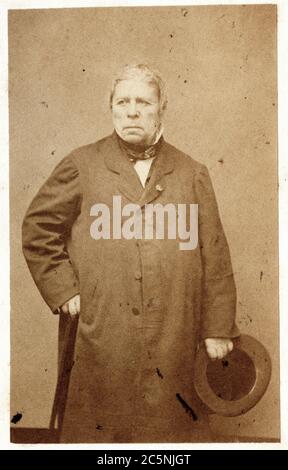 Porträt des französischen Malers Jean-Auguste-Dominique Ingres (1780 – 1867) mit Hut und Stock, um 1860. Foto von Étienne Carjat (1828 – 1906). Stockfoto