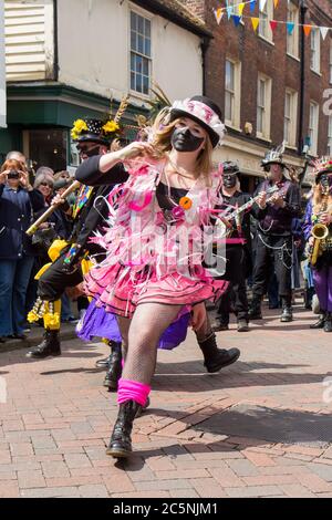 Traditioneller Tanz beim Rochester Sweeps Festival Kent Stockfoto