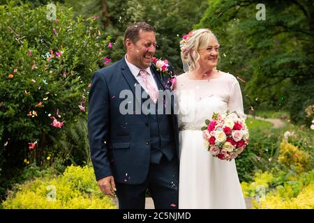 Tracie Kenny und Neal Arden bei ihrer Hochzeitszeremonie im Best Western Valley Hotel, Ironbridge, da Hochzeiten in England wieder stattfinden dürfen, wobei die Festlichkeiten auf maximal 30 Gäste begrenzt sind. Stockfoto