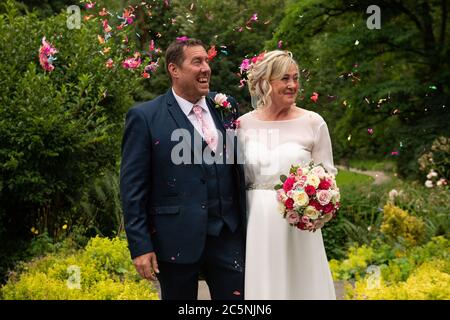 Tracie Kenny und Neal Arden bei ihrer Hochzeitszeremonie im Best Western Valley Hotel, Ironbridge, da Hochzeiten in England wieder stattfinden dürfen, wobei die Festlichkeiten auf maximal 30 Gäste begrenzt sind. Stockfoto