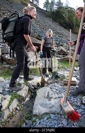 Lake District National Park Ranger und Fix the Fells Freiwillige Aufrechterhaltung Pfade in Borrowdale im Lake District Stockfoto