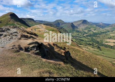 Blick auf den Kopf des Newlands Valley vom erodierten Bergrücken Weg, der zum beliebten Lake District Gipfel der Cat Bells führt Stockfoto