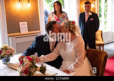 Tracie Kenny und Neal Arden bei ihrer Hochzeitszeremonie im Best Western Valley Hotel, Ironbridge, da Hochzeiten in England wieder stattfinden dürfen, wobei die Festlichkeiten auf maximal 30 Gäste begrenzt sind. Stockfoto