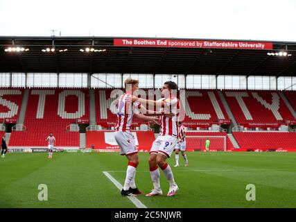 Sam Vokes (rechts) von Stoke City feiert das erste Tor seiner Spieleseite mit Sam Clucas während des Sky Bet Championship-Spiels im bet365 Stadium, Stoke. Stockfoto