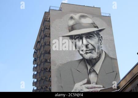 Bild des Sängers Leonard Cohen mit Fedora-Hut auf einem Gebäude Stockfoto