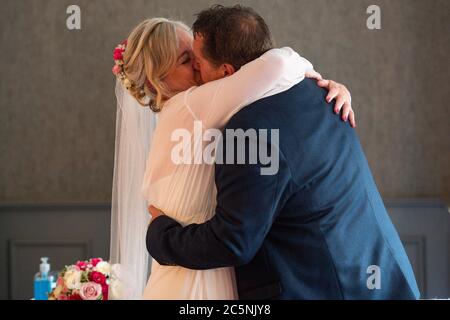 Tracie Kenny und Neal Arden bei ihrer Hochzeitszeremonie im Best Western Valley Hotel, Ironbridge, da Hochzeiten in England wieder stattfinden dürfen, wobei die Festlichkeiten auf maximal 30 Gäste begrenzt sind. Stockfoto