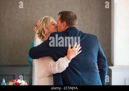 Tracie Kenny und Neal Arden bei ihrer Hochzeitszeremonie im Best Western Valley Hotel, Ironbridge, da Hochzeiten in England wieder stattfinden dürfen, wobei die Festlichkeiten auf maximal 30 Gäste begrenzt sind. Stockfoto