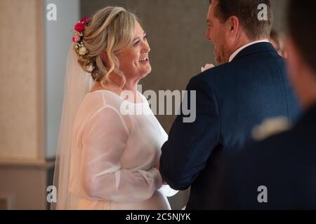 Tracie Kenny und Neal Arden bei ihrer Hochzeitszeremonie im Best Western Valley Hotel, Ironbridge, da Hochzeiten in England wieder stattfinden dürfen, wobei die Festlichkeiten auf maximal 30 Gäste begrenzt sind. Stockfoto