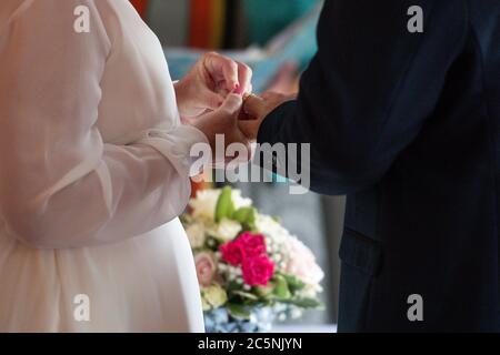 Tracie Kenny und Neal Arden bei ihrer Hochzeitszeremonie im Best Western Valley Hotel, Ironbridge, da Hochzeiten in England wieder stattfinden dürfen, wobei die Festlichkeiten auf maximal 30 Gäste begrenzt sind. Stockfoto