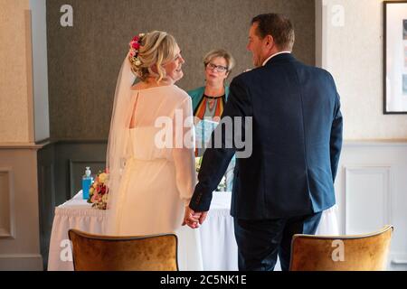 Tracie Kenny und Neal Arden bei ihrer Hochzeitszeremonie im Best Western Valley Hotel, Ironbridge, da Hochzeiten in England wieder stattfinden dürfen, wobei die Festlichkeiten auf maximal 30 Gäste begrenzt sind. Stockfoto