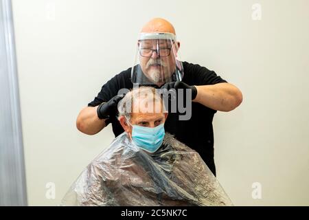 NORTHAMPTON, ENGLAND – 4. JULI: Ein Gentleman bekommt seine Haare in Stimpson's Barbers Shop in Northampton geschnitten, als Barbers' Shops und Friseure in ganz England wieder öffnen, nachdem sie seit März wegen der Lockdown von der britischen Regierung auferlegt wurden, um die Ausbreitung der COVID-19 Pandemie einzudämmen (Credit Leila Coker / MI News) Kredit: MI Nachrichten & Sport /Alamy Live News Stockfoto