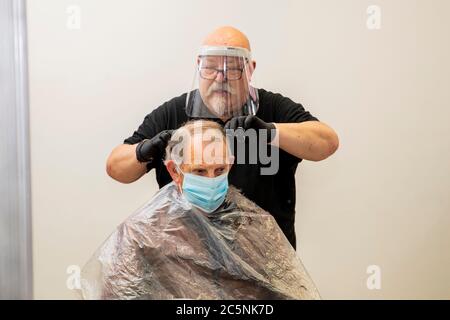 NORTHAMPTON, ENGLAND – 4. JULI: Ein Gentleman bekommt seine Haare in Stimpson's Barbers Shop in Northampton geschnitten, als Barbers' Shops und Friseure in ganz England wieder öffnen, nachdem sie seit März wegen der Lockdown von der britischen Regierung auferlegt wurden, um die Ausbreitung der COVID-19 Pandemie einzudämmen (Credit Leila Coker / MI News) Kredit: MI Nachrichten & Sport /Alamy Live News Stockfoto