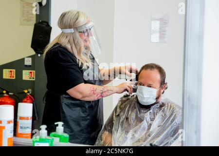 NORTHAMPTON, ENGLAND – 4. JULI: Ein Gentleman bekommt seine Haare in Stimpson's Barbers Shop in Northampton geschnitten, als Barbers' Shops und Friseure in ganz England wieder öffnen, nachdem sie seit März wegen der Lockdown von der britischen Regierung auferlegt wurden, um die Ausbreitung der COVID-19 Pandemie einzudämmen (Credit Leila Coker / MI News) Kredit: MI Nachrichten & Sport /Alamy Live News Stockfoto