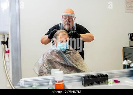 NORTHAMPTON, ENGLAND – 4. JULI: Ein Gentleman bekommt seine Haare in Stimpson's Barbers Shop in Northampton geschnitten, als Barbers' Shops und Friseure in ganz England wieder öffnen, nachdem sie seit März wegen der Lockdown von der britischen Regierung auferlegt wurden, um die Ausbreitung der COVID-19 Pandemie einzudämmen (Credit Leila Coker / MI News) Kredit: MI Nachrichten & Sport /Alamy Live News Stockfoto